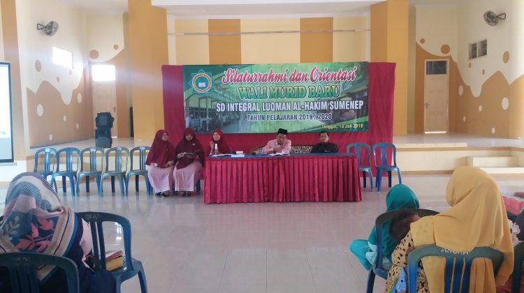 Pemaparan program sekolah kepada seluruh wali murid baru oleh kepala
